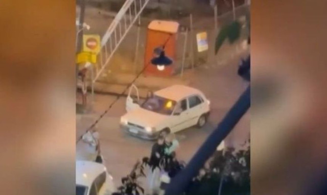 Κολωνός: Βίντεο με οδηγούς να πιάνονται στα χέρια πάνω σε σιδηροδρομική διάβαση