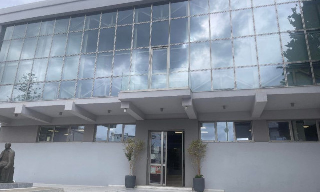 Ποινή σε 48χρονο Ρεθυμνιώτη που έκανε το γραφείο του Δημάρχου «γυαλιά-καρφιά»