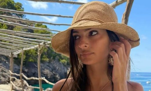 Έμιλι Ραταϊκόφσκι: «Αποκαλυπτική» απόδραση στα ελληνικά νησιά - Εντυπωσιακές πόζες με μαγιό