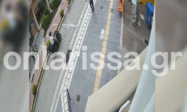 Λάρισα: Βίντεο με τη στιγμή που ένα μηχανάκι παρασύρει και τραυματίζει παιδί
