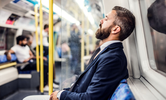 Ψυχική αποσυμπίεση μετά τη δουλειά: Τελετουργίες που πραγματικά μειώνουν το στρες της ημέρας