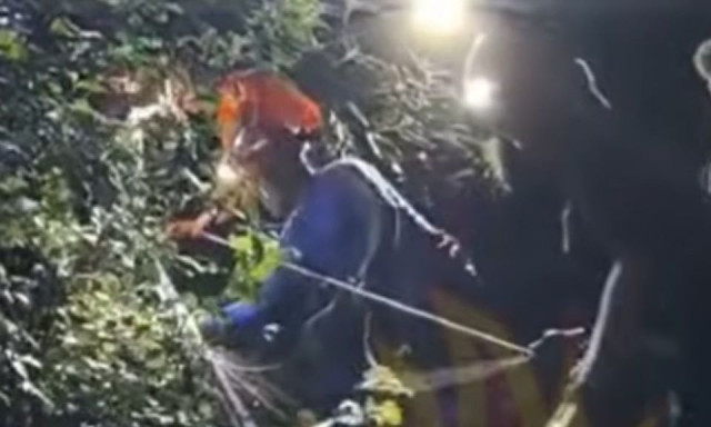 Όλυμπος: Δείτε βίντεο από τη διάσωση δύο περιπατητών – Με φορείο μεταφέρθηκε ο ένας τραυματίας