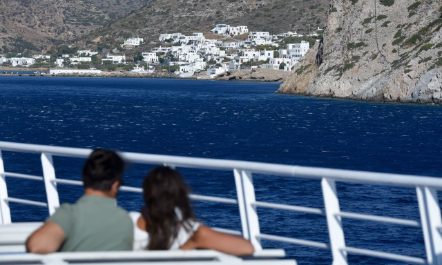 Καιρός: Με ισχυρά μελτέμια και λίγη αστάθεια η Παρασκευή – Η πρόγνωση για το Σαββατοκύριακο