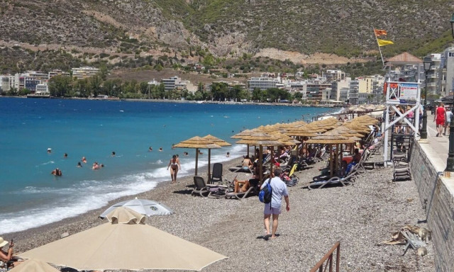 Λουτράκι: Λαγοκέφαλος επιτέθηκε σε λουόμενους και τους έστειλε στο νοσοκομείο