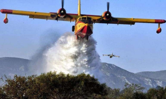 Δύο μεγάλες πυρκαγιές ξέσπασαν στην Κορινθία - Επιχειρούν και εναέρια μέσα