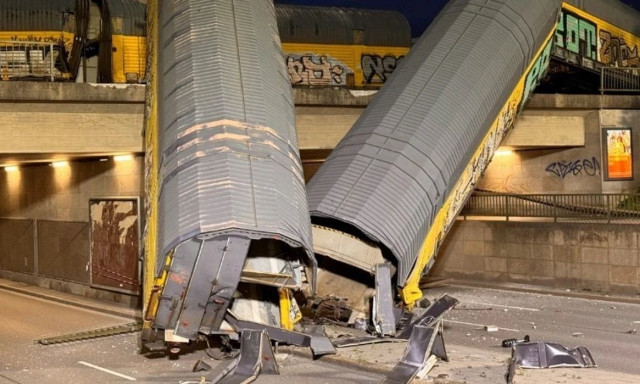 Γερμανία: Σιδηροδρομικός συρμός έπεσε από γέφυρα στο Μόναχο - Ένας σοβαρά τραυματίας
