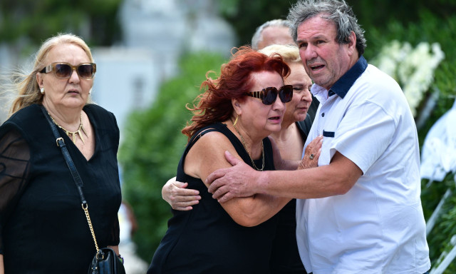 Σε βαρύ κλίμα το τελευταίο «αντίο» στον Σωτήρη Τσόγκα - Συντετριμμένη η σύζυγός του, Μαίρη Ραζή