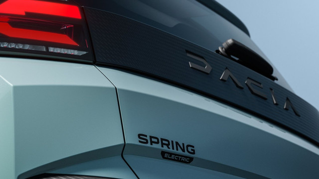 Το πρώτο teaser της 2ης γενιάς του Dacia Spring