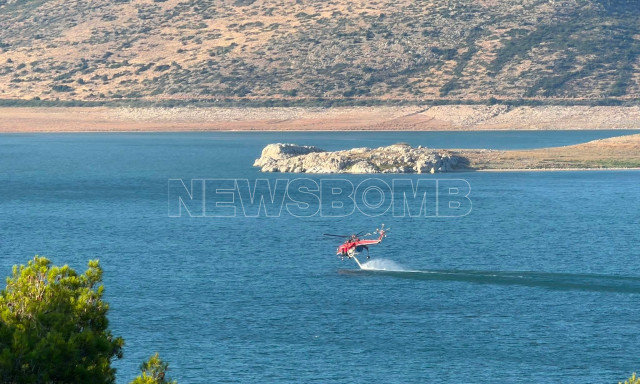 Φωτιά στο Ακραίφνιο Βοιωτίας: Εντυπωσιακό βίντεο από τον ανεφοδιασμό ελικοπτέρων στην Υλίκη