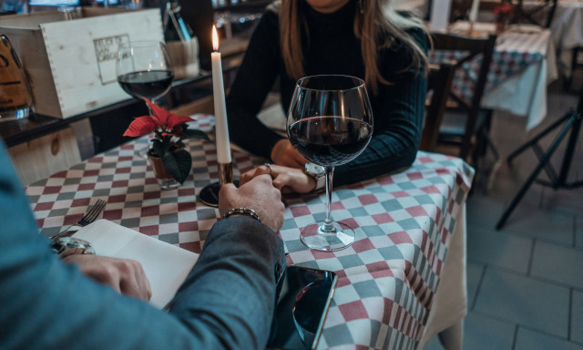 «Date–flation»: Γιατί η Gen Z προτιμά τη μοναξιά από ένα ραντεβού των 250 ευρώ