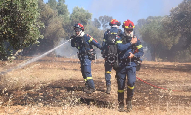 Σε ύφεση η φωτιά στα Σπάτα - Συνεχίζουν οι δυνάμεις της Πυροσβεστικής - Ανοίγουν οι δρόμοι σταδιακά