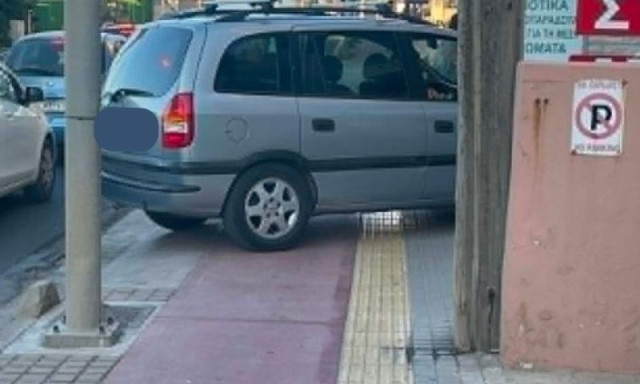 Ρέθυμνο: Πάρκαρε πάνω στην κίτρινη λωρίδα των τυφλών και τον ποδηλατόδρομο