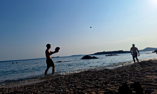 Bloomberg: Οι Έλληνες μετρούν και το τελευταίο ευρώ και «κόβουν» τις καλοκαιρινές τους διακοπές