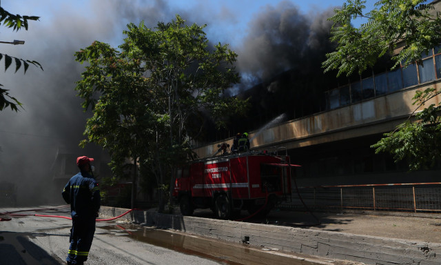 Φωτιά σε εργοστάσιο στο Αιγάλεω: Κατέρρευσε τμήμα της οροφής