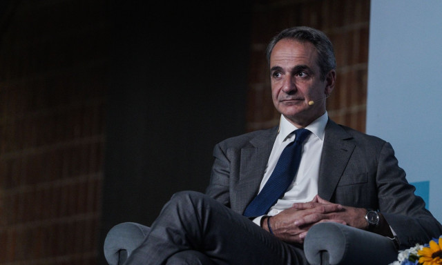 «Σταθερότητα ή συνωμοσιολογία»: Η στρατηγική Μητσοτάκη για τις κάλπες και η αντεπίθεση