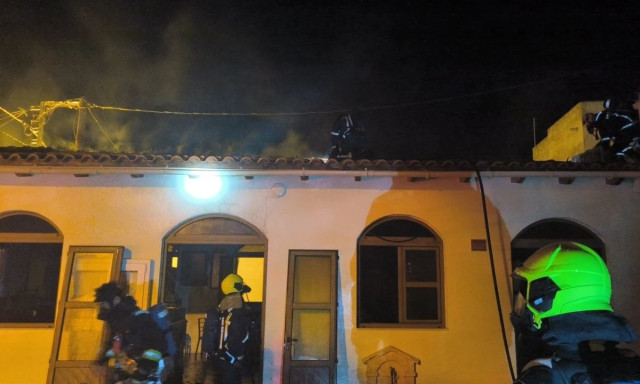 Φωτιά σε εκκλησία στο Ηράκλειο: Φθορές στη σκεπή και το εσωτερικό του ναού