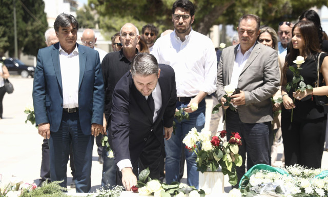 «Πρόεδρε ζεις, εσύ μας οδηγείς» – Μνημόσυνο για τα 30 χρόνια από τον θάνατο του Ανδρέα Παπανδρέου
