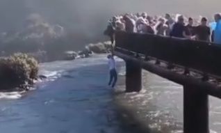 Βραζιλία: Τουρίστας ρίσκαρε τη ζωή του στους καταρράκτες για να σώσει το κινητό του - Βίντεο