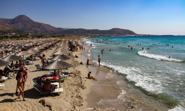 Καιρός: Υποχωρούν λίγο τα μελτέμια την Τρίτη – «Εκτός πυρήνα καύσωνα» η Ελλάδα
