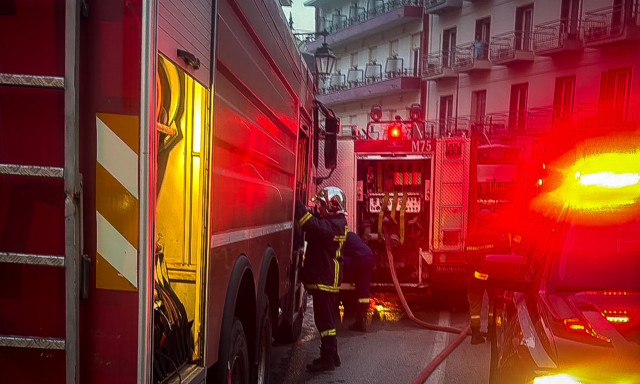 Λουτράκι: Σε ύφεση η φωτιά που ξέσπασε σε ξενοδοχείο εκτός λειτουργίας