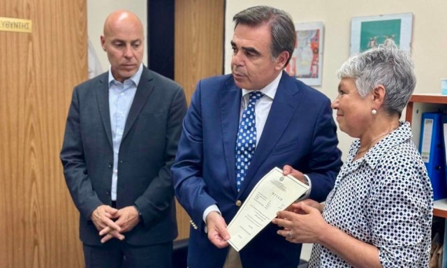 Το πτυχίο του Βαγγέλη Γιακουμάκη παρέλαβε ο Μαργαρίτης Σχοινάς σε μία συμβολική εκδήλωση