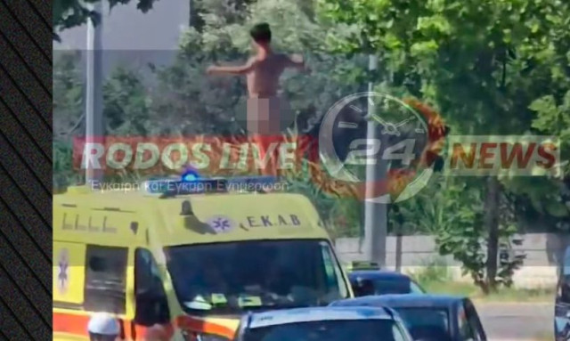 Ρόδος: Τουρίστας γδύθηκε, σκαρφάλωσε ασθενοφόρο και «βούτηξε» στην άσφαλτο - Βίντεο