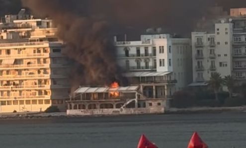 Φωτιά τώρα σε εγκαταλελειμμένο ξενοδοχείο στο Λουτράκι - Απομακρύνθηκαν πολίτες από πολυκατοικίες