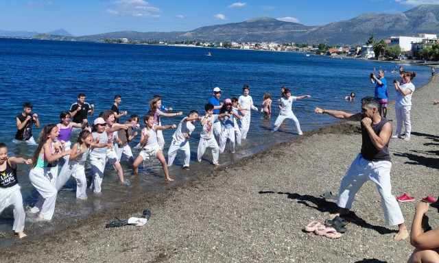 Εύβοια: Εντυπωσιακή επίδειξη πολεμικών τεχνών στην παραλία της Αμαρύνθου - Βίντεο