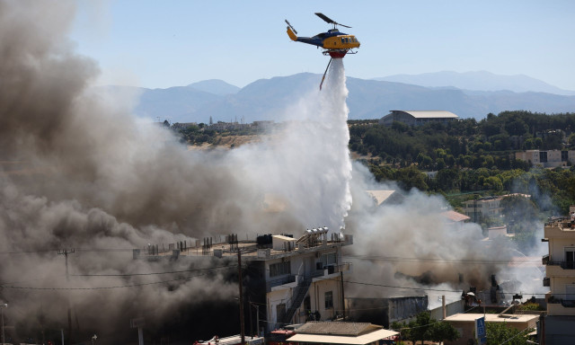 Φωτιά στο Ηράκλειο: Κάηκαν σπίτια και επιχειρήσεις – Ρίψεις από ελικόπτερο ανάμεσα σε σπίτια