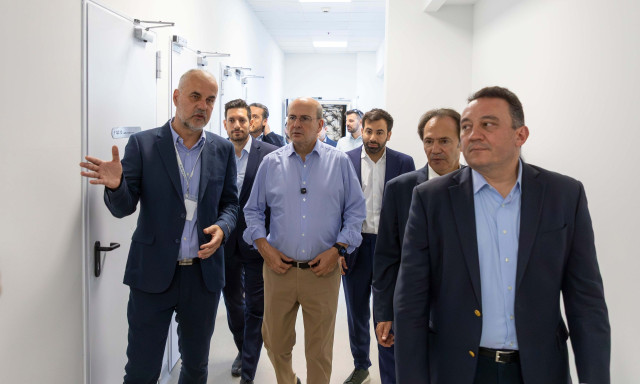 Επίσκεψη Χατζηδάκη και Κυρανάκη στις επενδύσεις της ελληνικής φαρμακοβιομηχανίας στην Τρίπολη