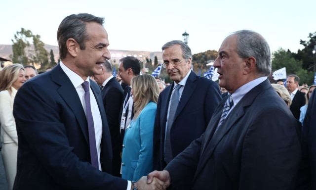 Ο Μητσοτάκης αγκαλιάζει τον Καραμανλή και «δείχνει» Τσίπρα ως βασικό αντίπαλο