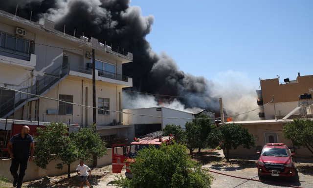 Ηράκλειο: Βελτιωμένη η κατάσταση της φωτιάς στην αποθήκη - Παραμένουν οι Πυροσβεστικές δυνάμεις