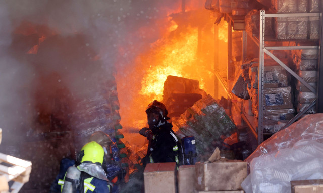 Ηράκλειο: Βίντεο και φωτογραφίες από την μεγάλη φωτιά σε αποθήκη ξυλείας
