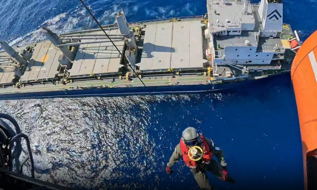 Αεροδιακομιδή Ναυτικού από Super Puma της Πολεμικής Αεροπορίας ανοιχτά της Ρόδου