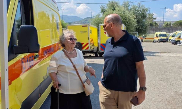 Όταν ο πόνος γίνεται προσφορά: Έχασε τα παιδιά της σε τροχαίο και δώρισε ασθενοφόρο στο ΕΚΑΒ