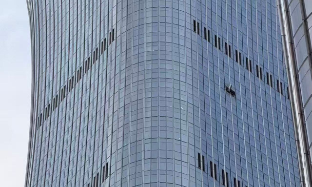 Αεροσκάφος έπεσε στο ψηλότερο κτήριο του Πεκίνου - Βίντεο
