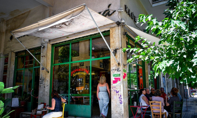 Κύμα αντιδράσεων για το ιστορικό καφενείο «Μουριά» στα Εξάρχεια - Ξεπέρασαν τις 7.500 οι υπογραφές