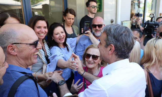 Στη Νέα Σμύρνη ο Μητσοτάκης: Οι συνομιλίες με πολίτες και η… γρήγορη παρτίδα τάβλι