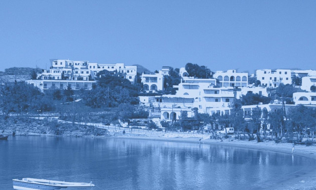 Προς ενοικίαση το 75% των εξοχικών στην Ελλάδα: Ένας στους δύο τουρίστες μένει στα... «σπίτια» μας