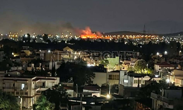 Φωτιά στα Άνω Λιόσια, κοντά σε οικισμό Ρομά