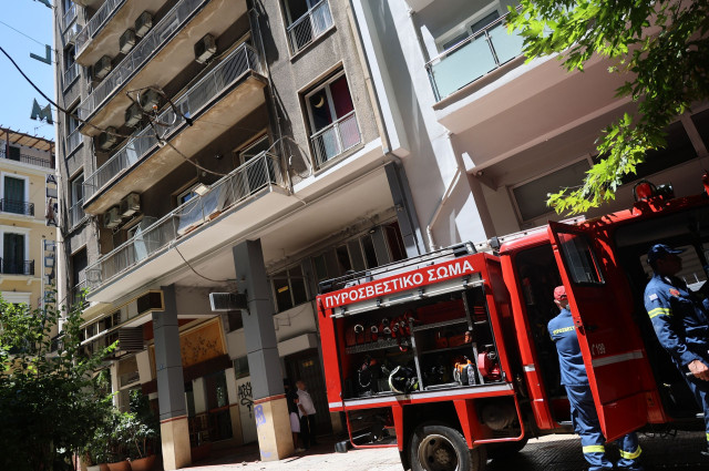 Φωτιά σε ξενοδοχείο στην Ομόνοια: Διασωληνωμένος ο 40χρονος ιδιοκτήτης του πατινιού