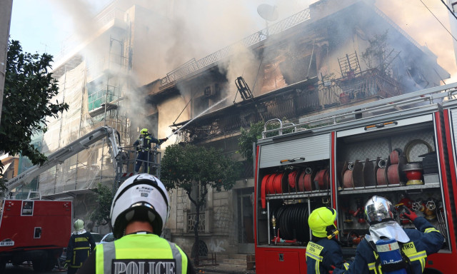 Καλλιθέα: Η συγκλονιστική στιγμή που η ένοικος του φλεγόμενου σπιτιού πηδά από το μπαλκόνι
