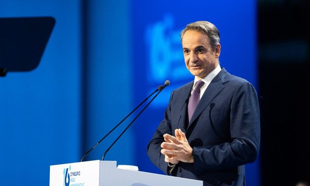 Γαλάζια εξόρμηση σε όλη την Ελλάδα: Λιγότερα γραφεία, περισσότερος δρόμος