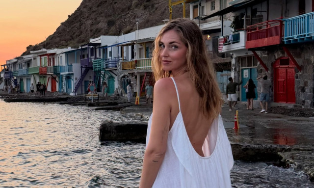 Η Κιάρα Φεράνι αποθέωσε τη Μήλο: Τα νέα στιγμιότυπα από την απόδρασή της στις Κυκλάδες