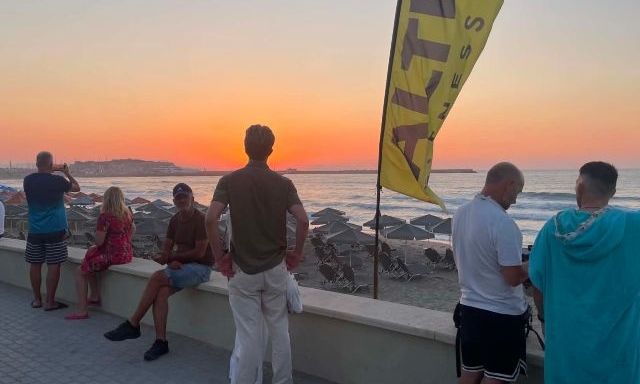 Εκατοντάδες όρθιοι επισκέπτες απαθανατίζουν το μοναδικό ηλιοβασίλεμα