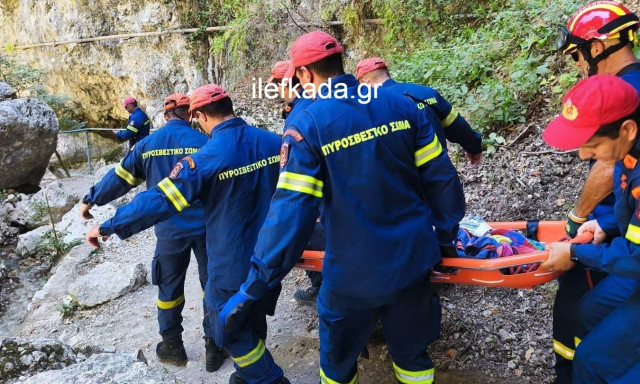 Λευκάδα: Μάχη για τη ζωή της δίνει 50χρονη - Αποκολλήθηκε βράχος και έπεσε στο κεφάλι της