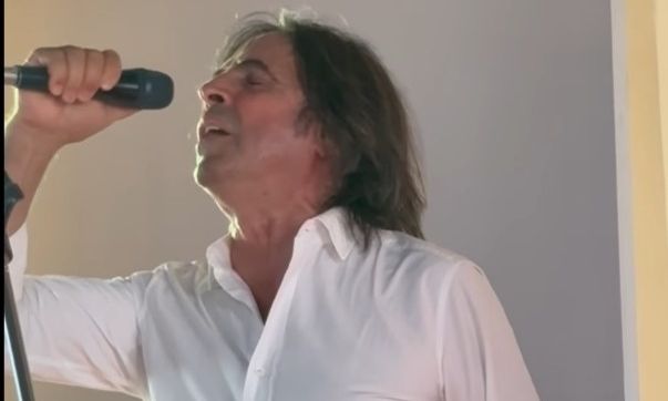 Ο Βασίλης Λέκκας τραγούδησε στις αγροτικές φυλακές Κασσάνδρας - Δείτε βίντεο