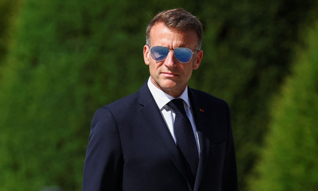 Μακρόν: Εμφανίστηκε πάλι με γυαλιά Aviator α λα «Top Gun»