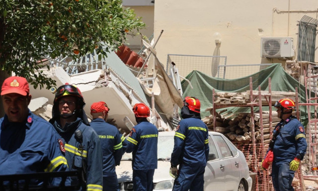 Κατάρρευση πολυκατοικίας στα Κάτω Πετράλωνα: Η ανακοίνωση της Πυροσβεστικής