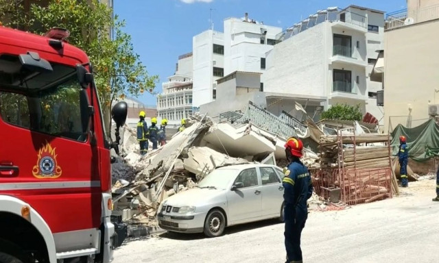 Κατέρρευσε κτήριο στα Πετράλωνα - Πληροφορίες για 4 εγκλωβισμένους - ΕΜΑΚ και Πυροσβεστική επί τόπου
